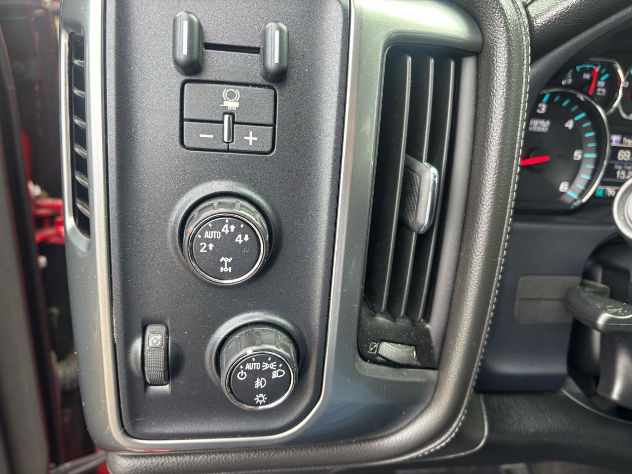 Used 2015 Chevrolet Silverado 1500 LTZ AWD/4WD image 29
