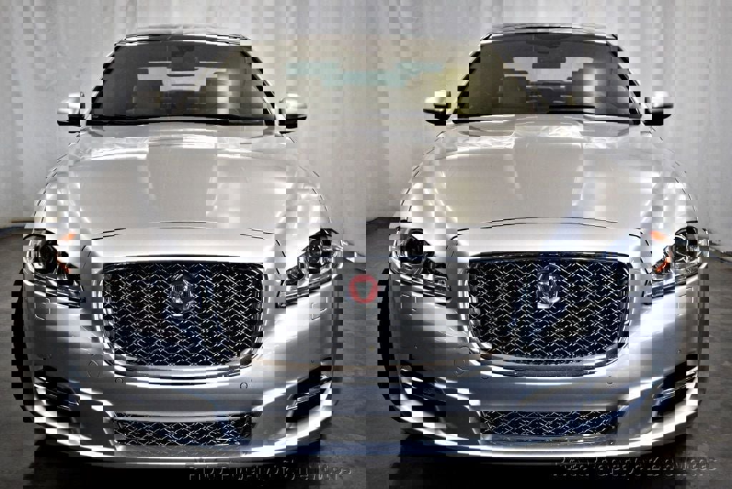 Used 2015 Jaguar XJ image 4