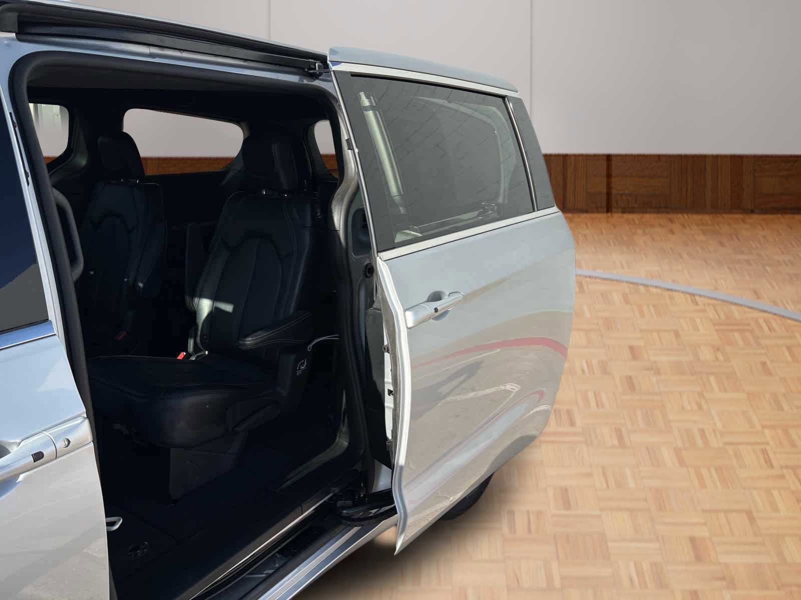 Used 2026 Chrysler Pacifica Select FWD image 11