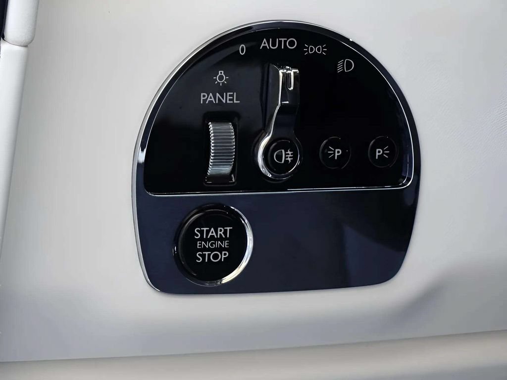 Certified 2025 Rolls-Royce Cullinan AWD/4WD image 16
