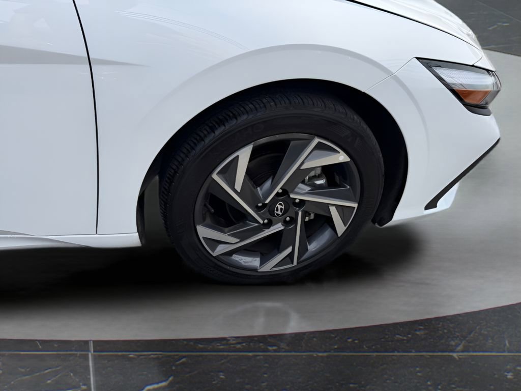 Used 2025 Hyundai Elantra Sport image 13