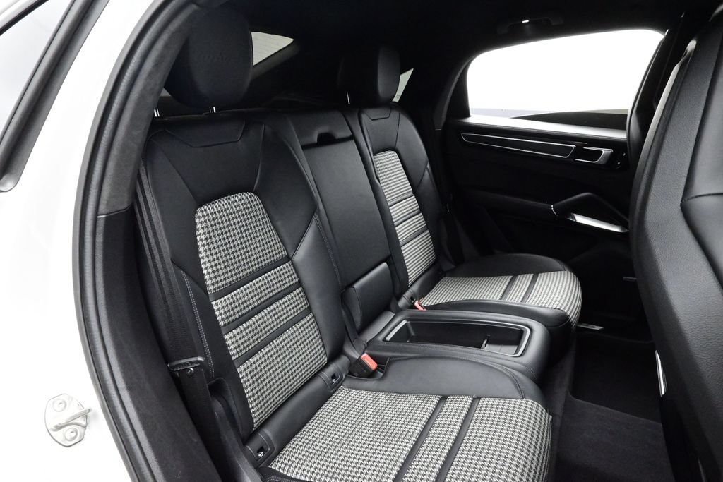 Certified 2021 Porsche Cayenne Turbo S w/ Lightweight Sport Package AWD/4WD image 17