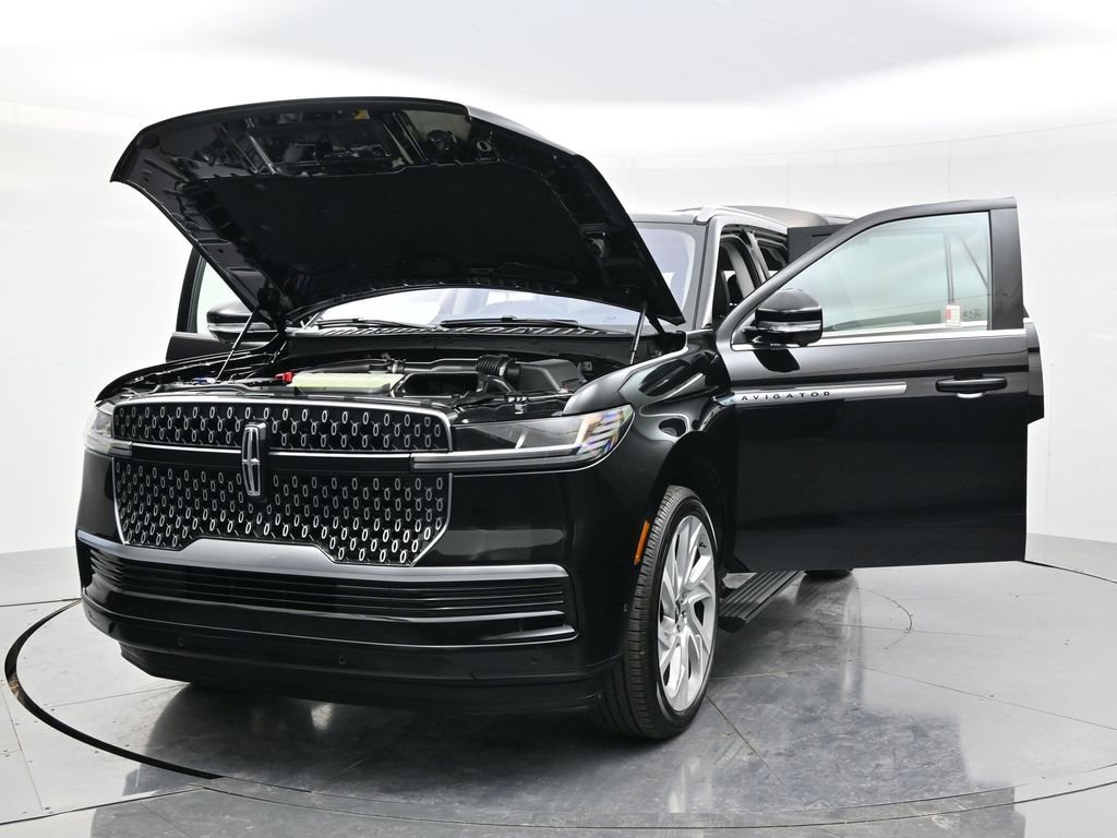 Used 2025 Lincoln Navigator Reserve image 61