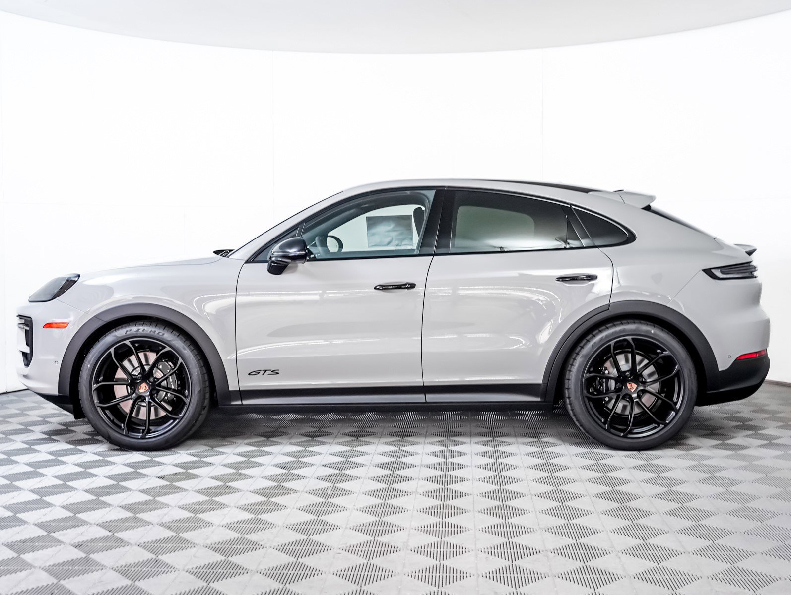 New 2026 Porsche Cayenne GTS image 2