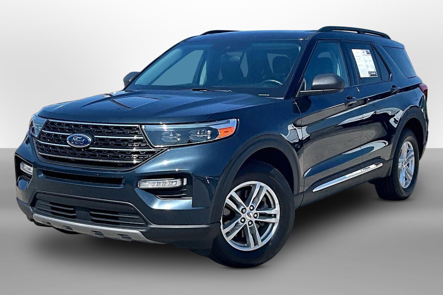 Used 2023 Ford Explorer XLT w/ Equipment Group 202A AWD/4WD image 13