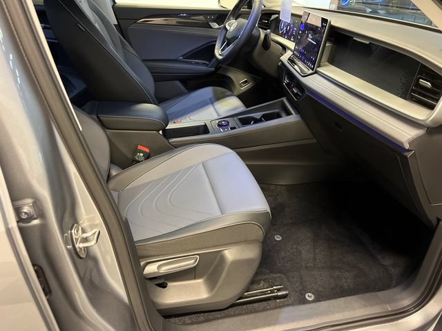 Certified 2025 Volkswagen Tiguan SE FWD image 11