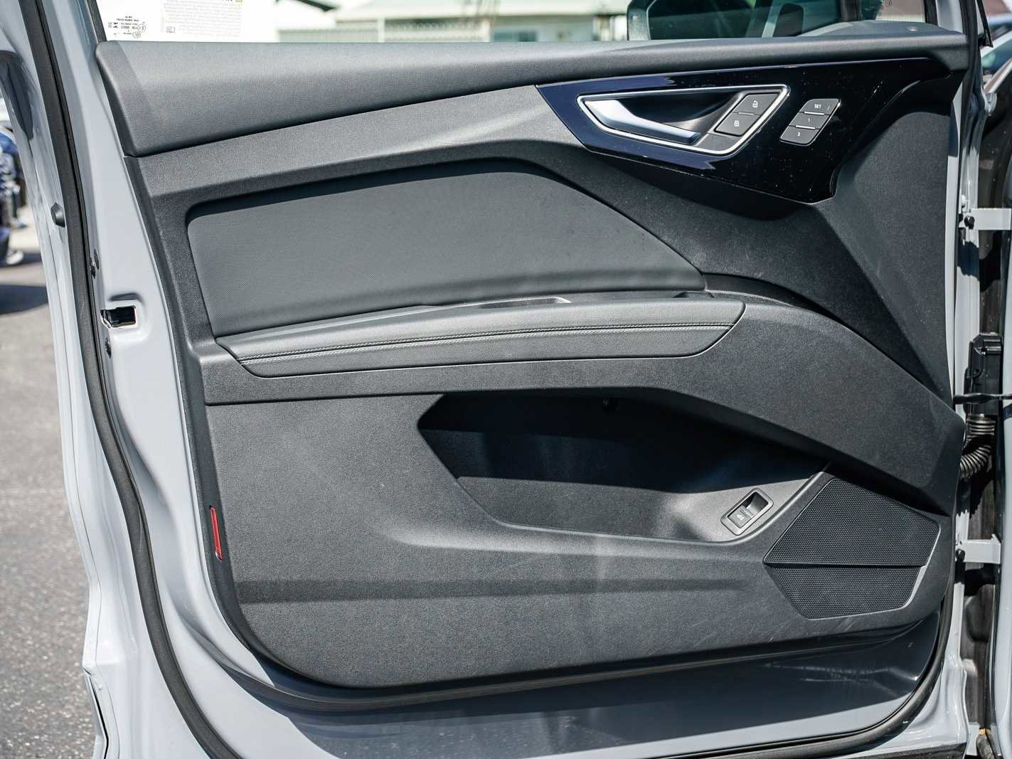 Used 2023 Audi Q4 e-tron Premium w/ Convenience Package image 19