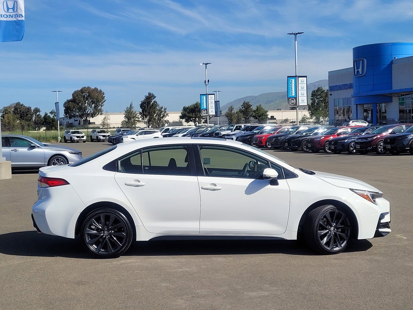 Used 2024 Toyota Corolla SE w/ SE Package image 4