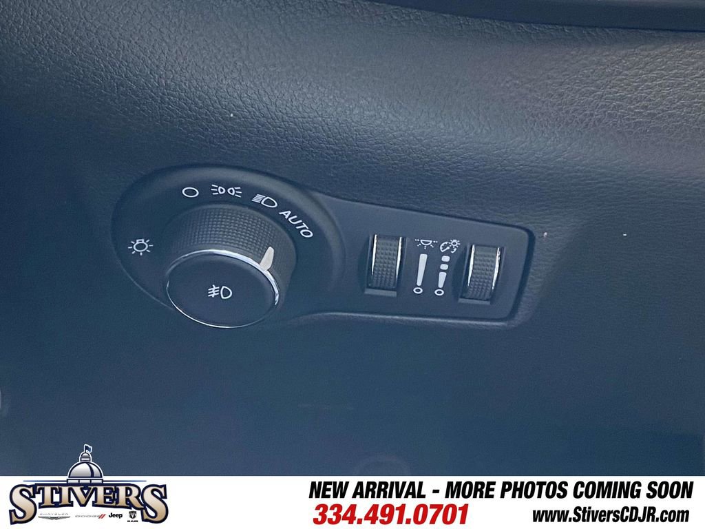 Used 2025 Jeep Compass Latitude image 33