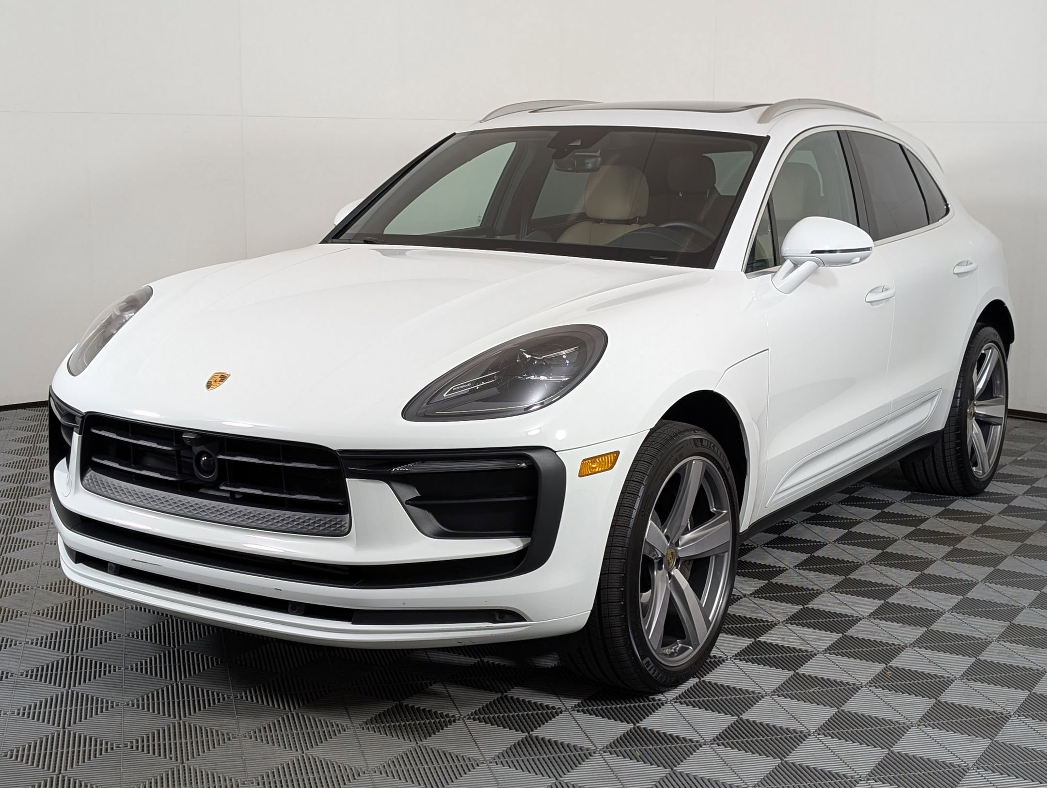 Used 2025 Porsche Macan image 1