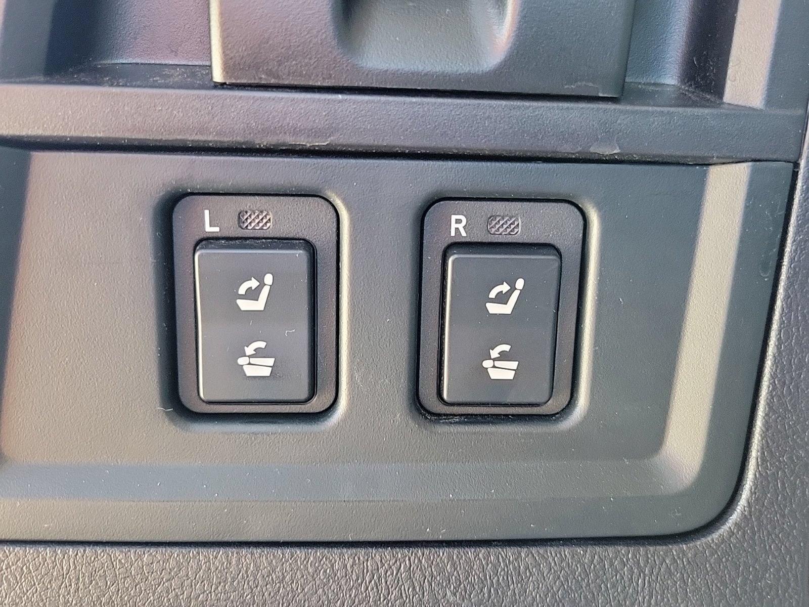 Used 2018 Toyota Sequoia Limited w/ Safety & Convenience Package AWD/4WD image 23