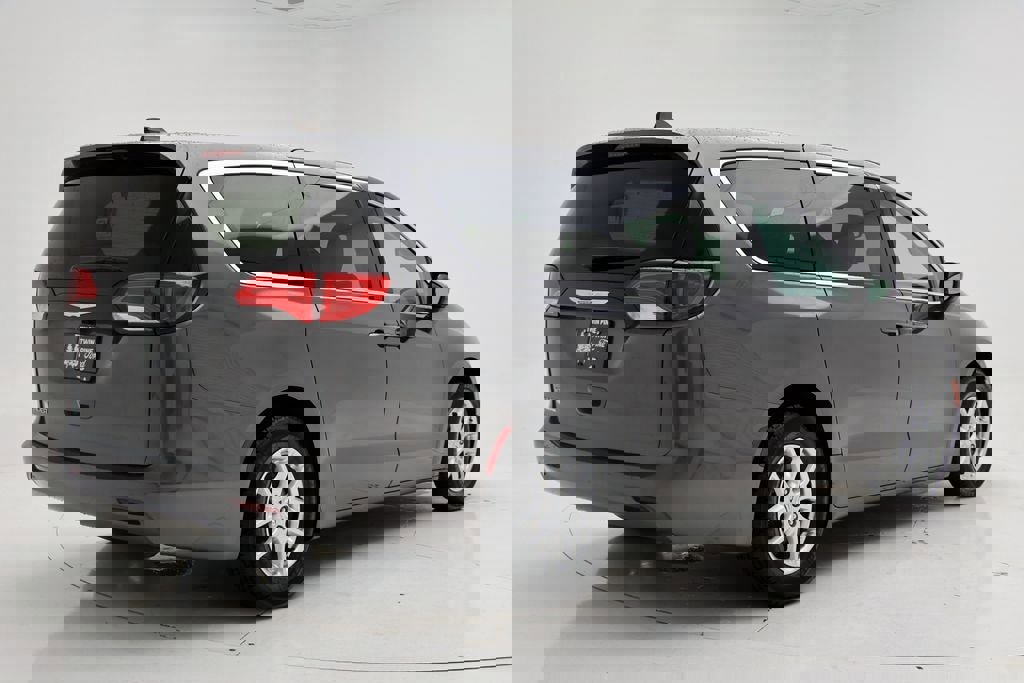 Used 2023 Chrysler Voyager LX image 8