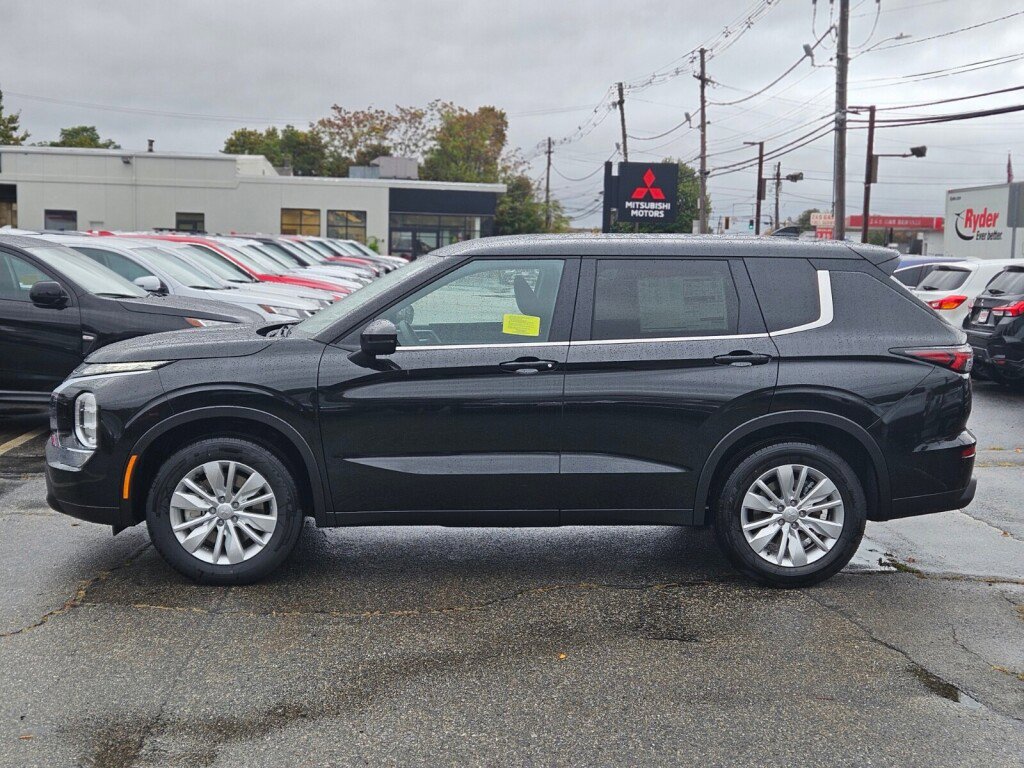 New 2025 Mitsubishi Outlander ES image 2