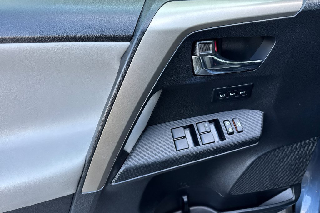 Used 2014 Toyota RAV4 Limited w/ Technology Package FWD image 10
