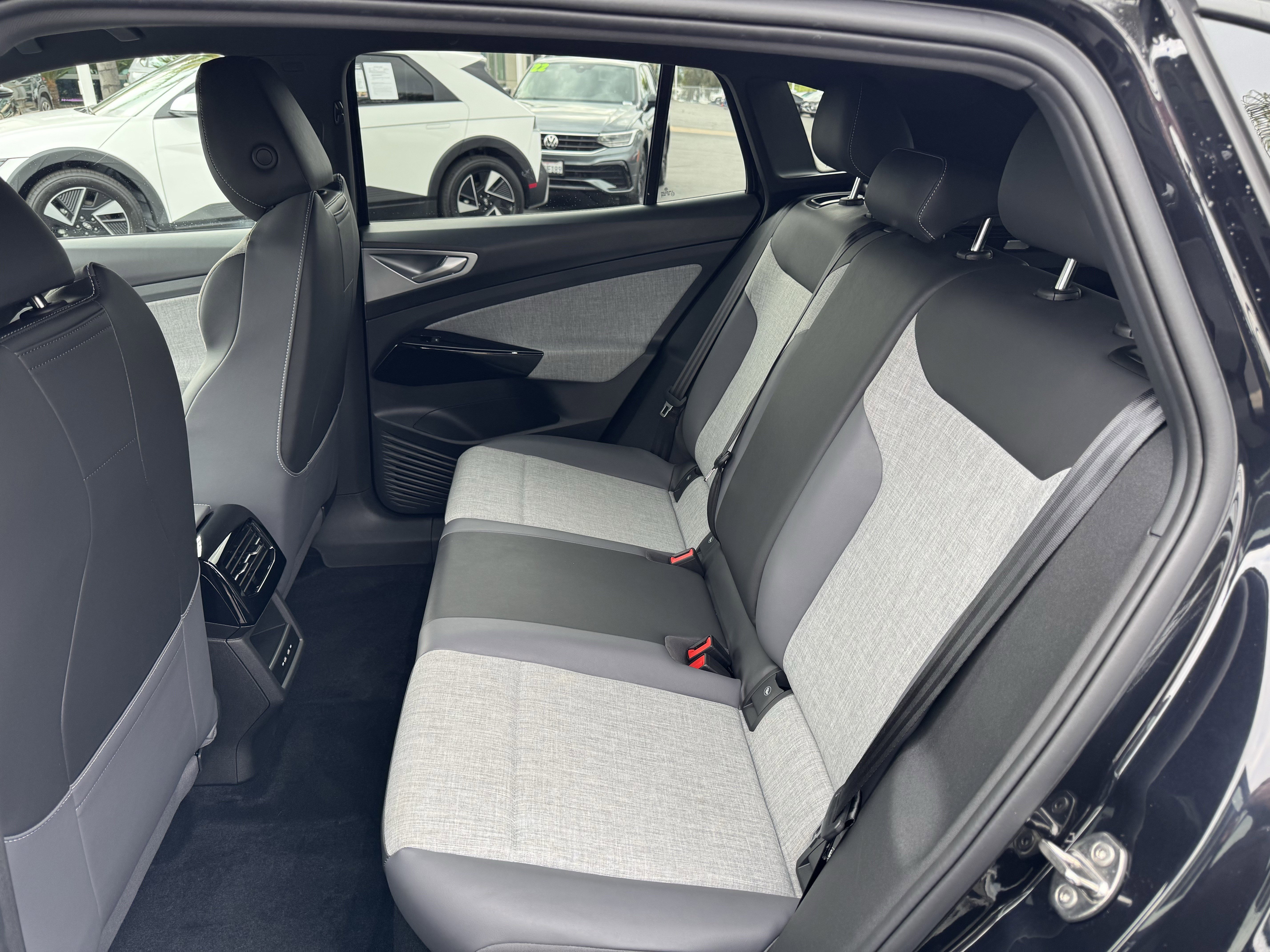 Used 2025 Volkswagen ID.4 Pro image 33