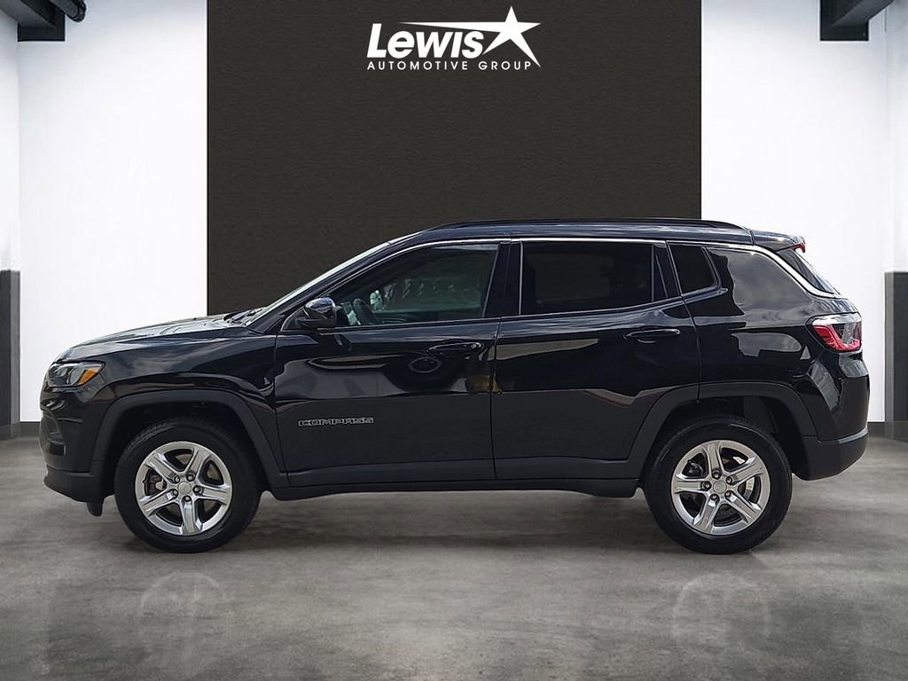 Used 2024 Jeep Compass Latitude AWD/4WD image 2