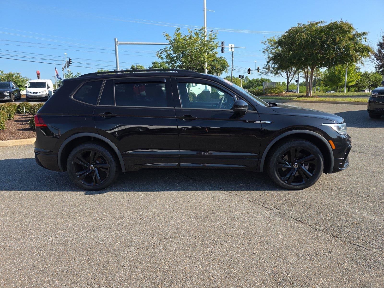 Used 2023 Volkswagen Tiguan SE R-Line FWD image 8