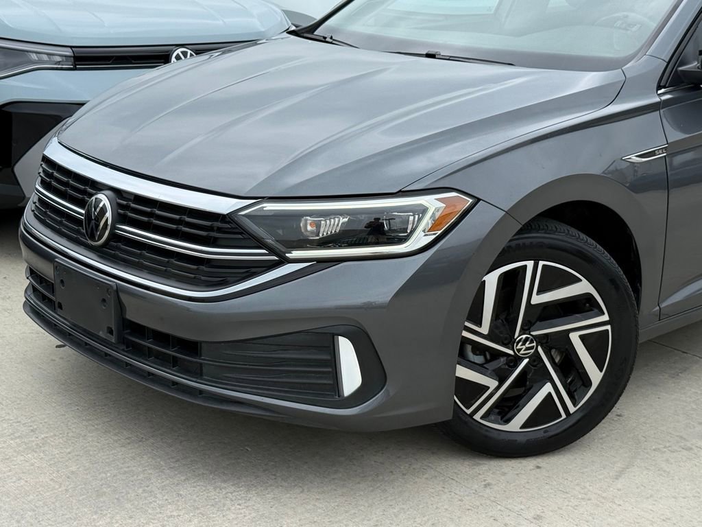 Used 2023 Volkswagen Jetta SEL FWD image 2