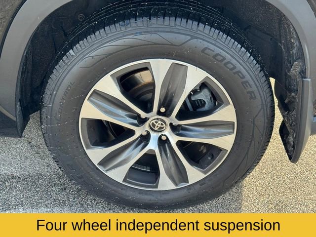 Used 2022 Toyota Highlander XLE image 6