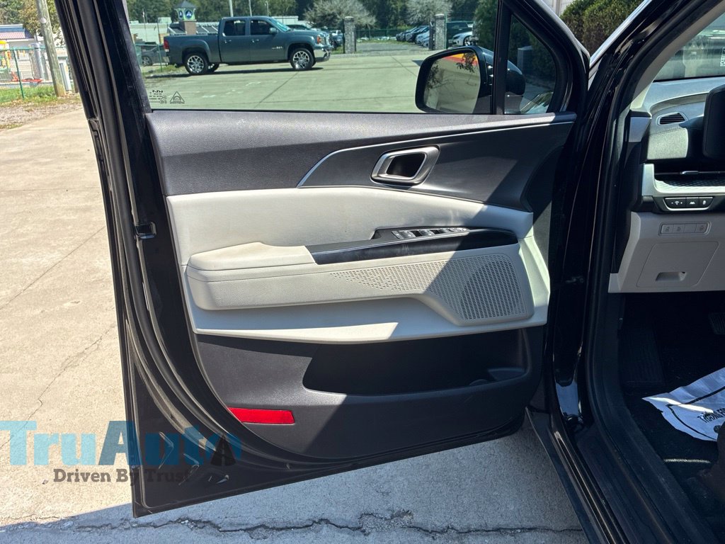 Used 2023 Kia Carnival LX FWD image 20