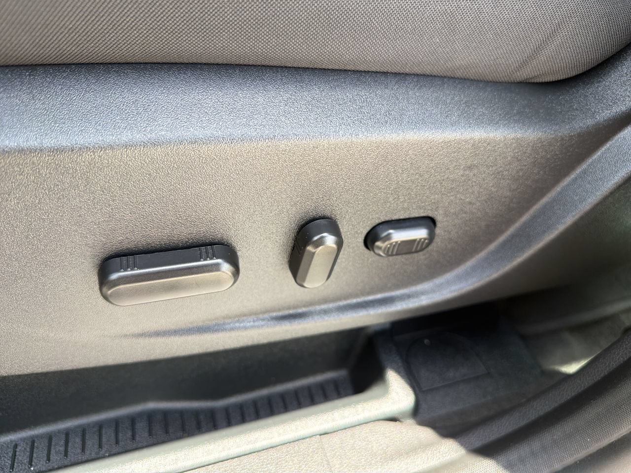 Used 2018 Ford C-MAX SE FWD image 19
