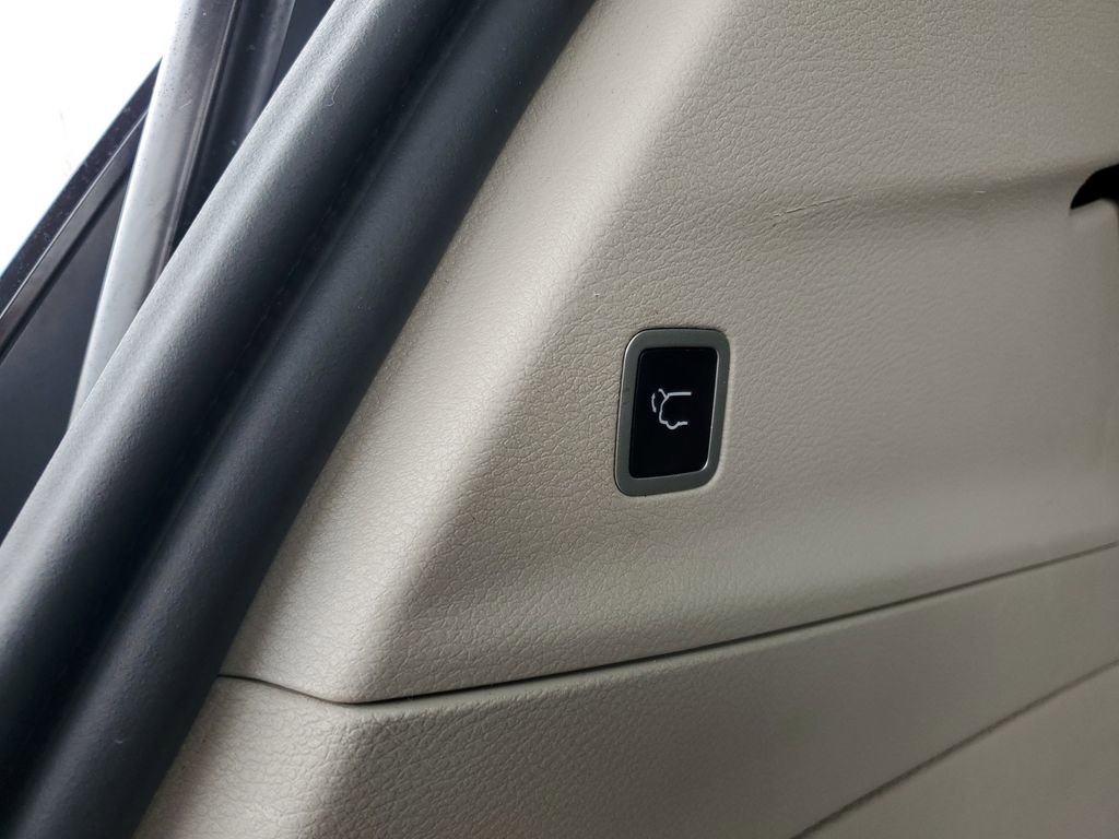 Used 2022 Chrysler Voyager LX image 30