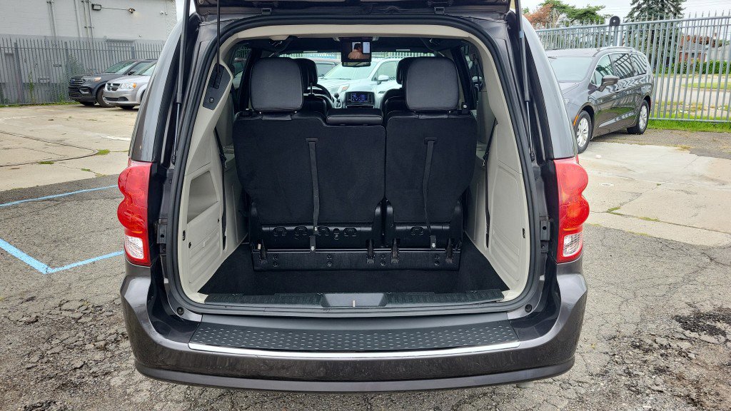 Used 2019 Dodge Grand Caravan SXT image 12