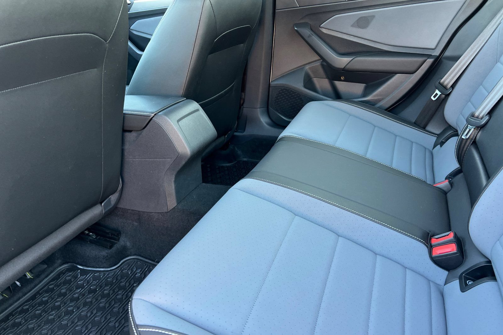 Used 2025 Volkswagen Jetta SE w/ Sunroof Package FWD image 12