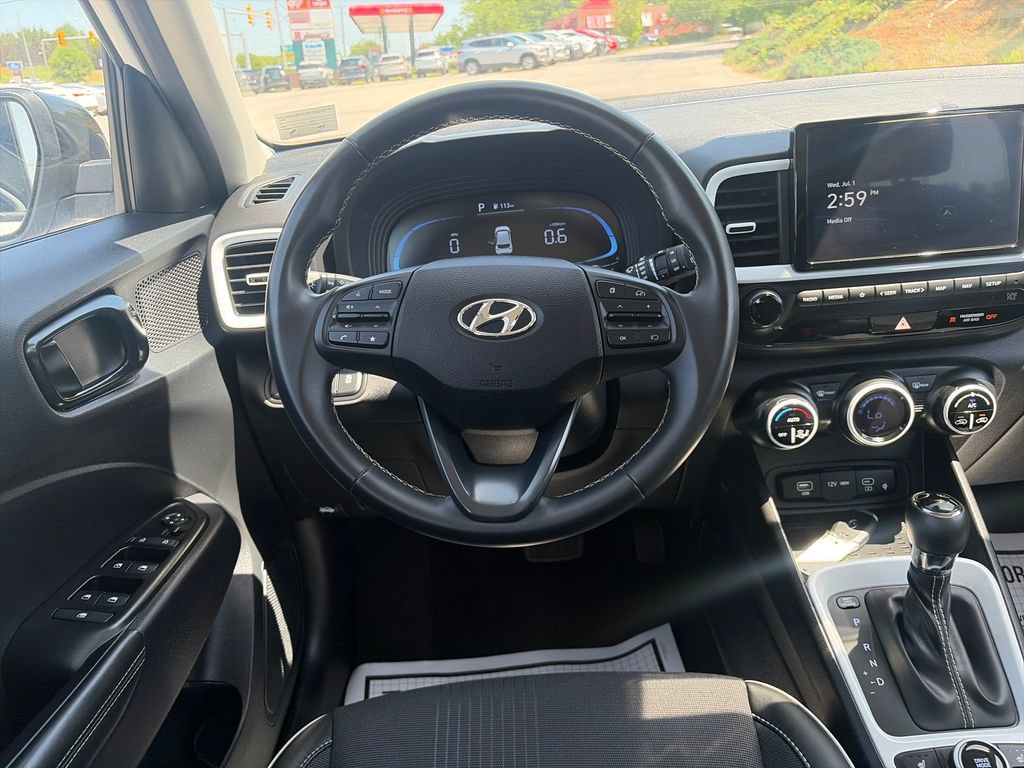 Used 2025 Hyundai Venue Limited FWD image 14