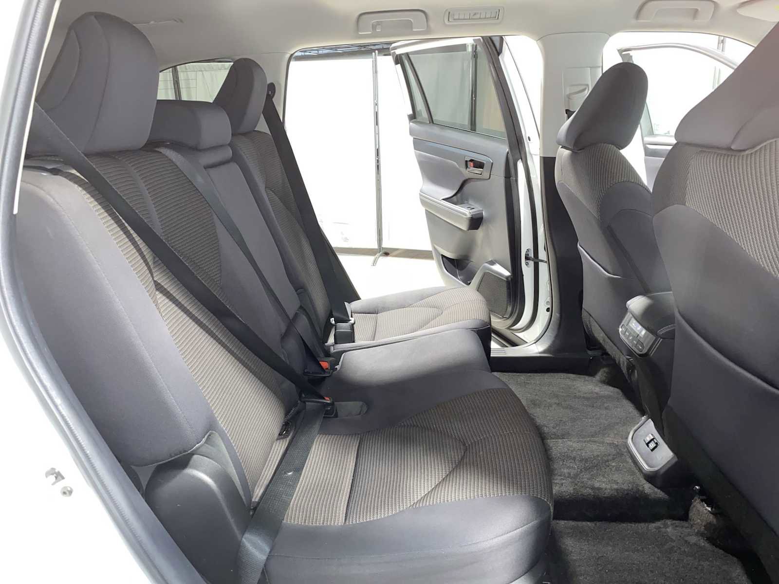 Used 2023 Toyota Highlander LE FWD image 13