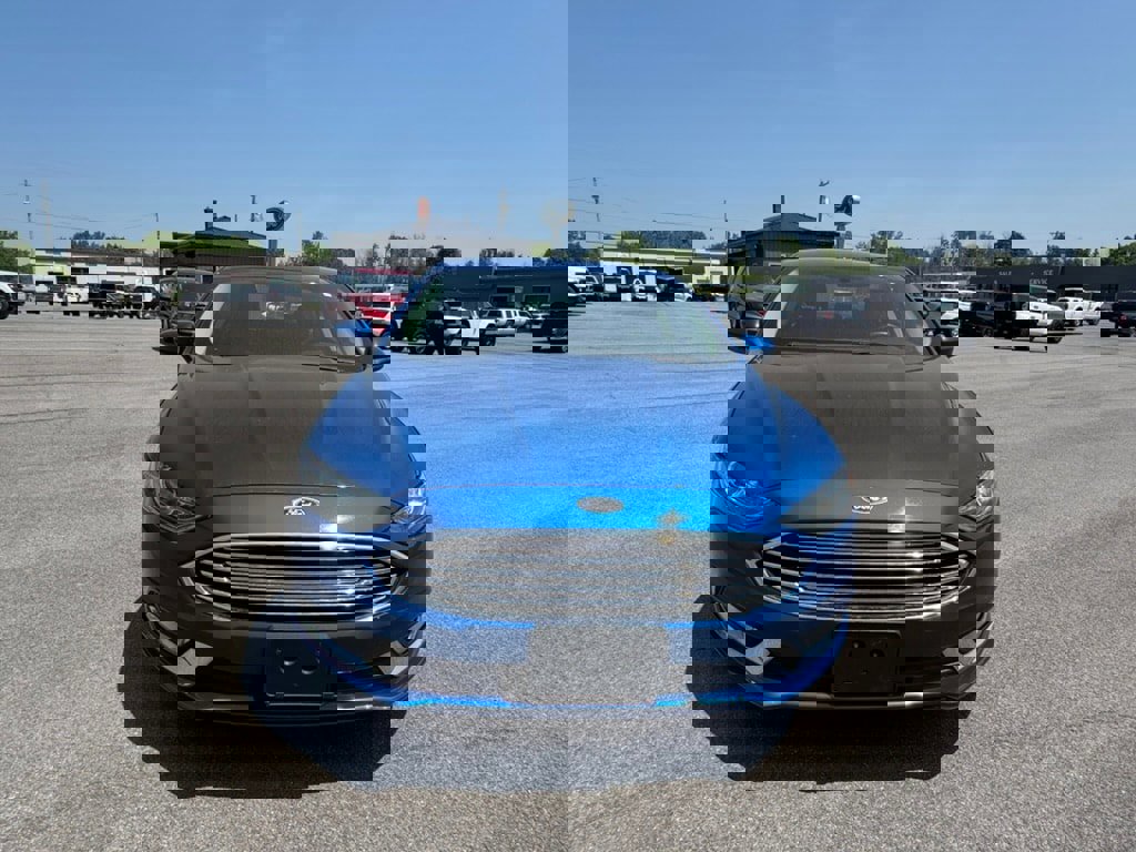 Used 2017 Ford Fusion SE w/ Equipment Group 601A image 2