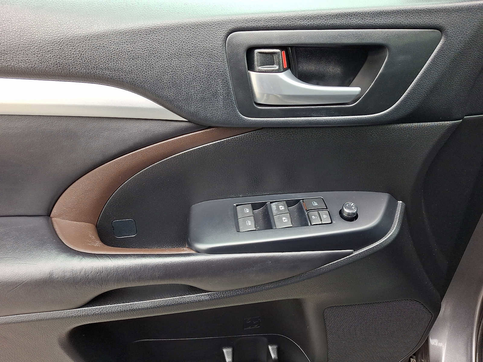 Used 2018 Toyota Highlander XLE AWD/4WD image 14