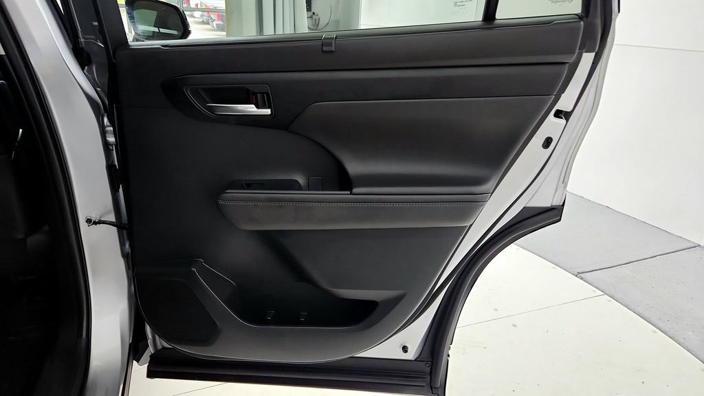 Certified 2024 Toyota Highlander XLE AWD/4WD image 19