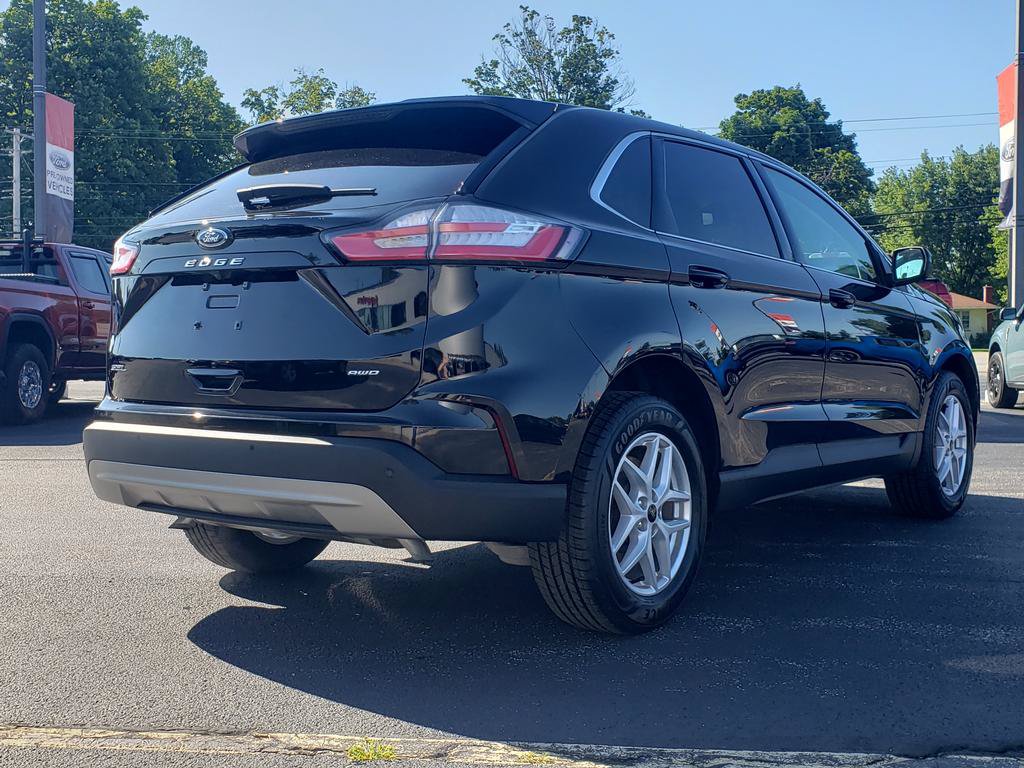 Used 2024 Ford Edge SEL w/ Convenience Package AWD/4WD image 3