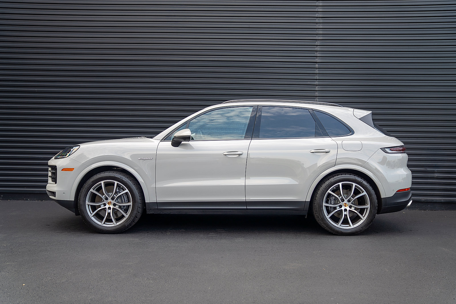 Certified 2025 Porsche Cayenne E-Hybrid w/ Premium Package Plus AWD/4WD image 2