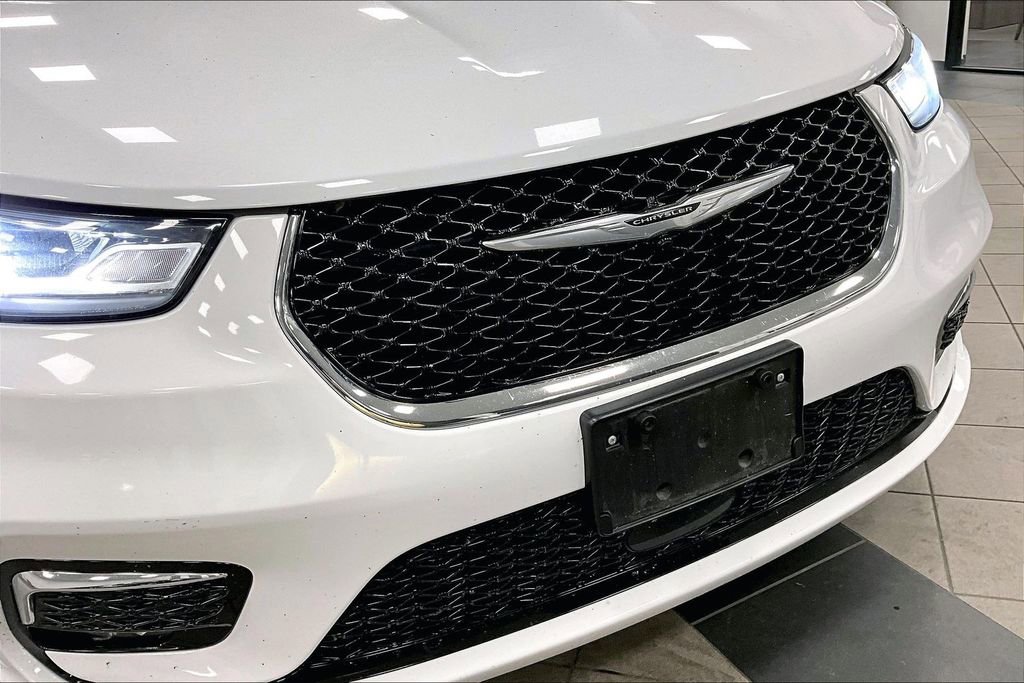 Used 2024 Chrysler Pacifica Select image 32