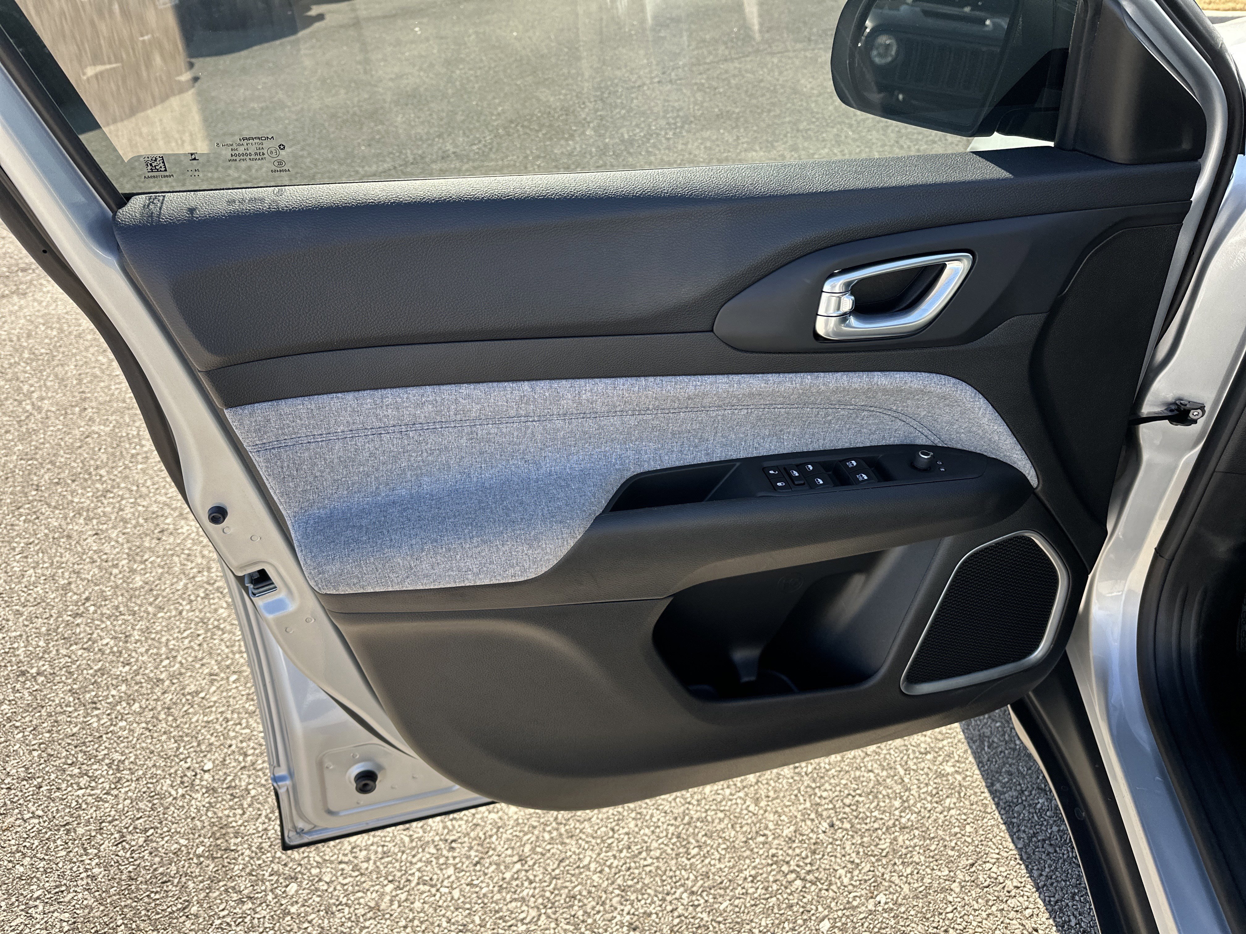 Used 2025 Jeep Compass Latitude image 10