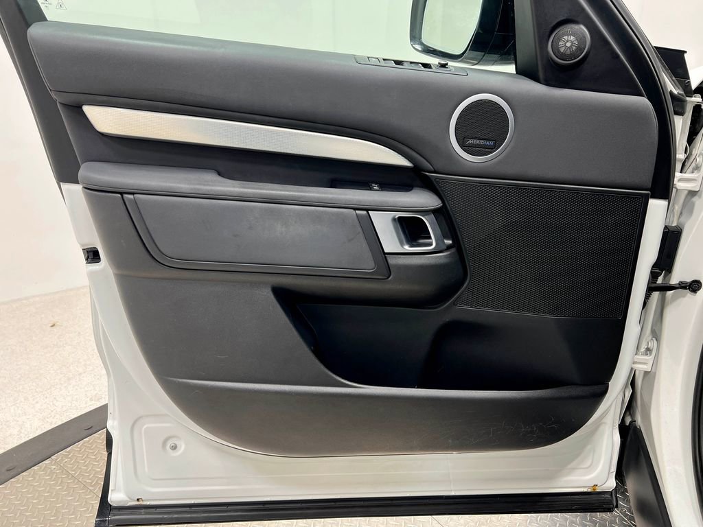 Used 2020 Land Rover Discovery Landmark image 16