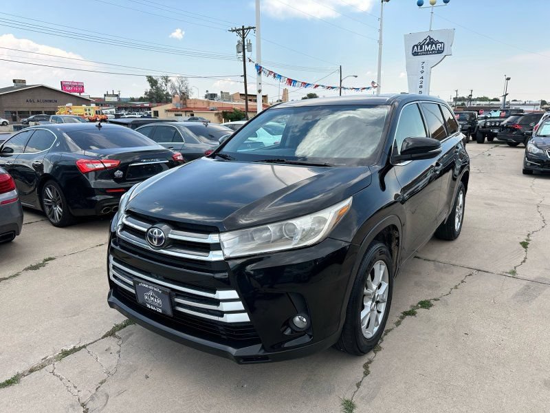 Used 2017 Toyota Highlander LE FWD image 3