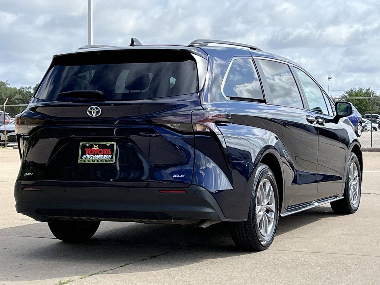Used 2025 Toyota Sienna XLE FWD image 4