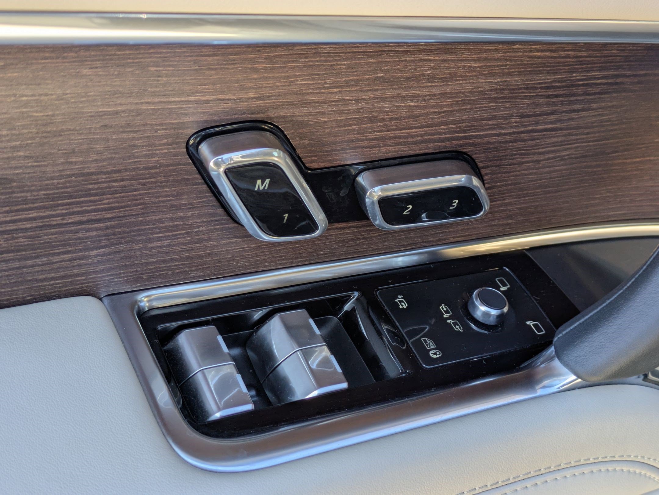 Certified 2024 Land Rover Range Rover SE image 13