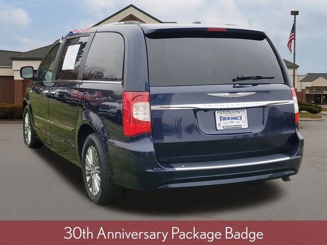Used 2014 Chrysler Town & Country Touring-L image 3