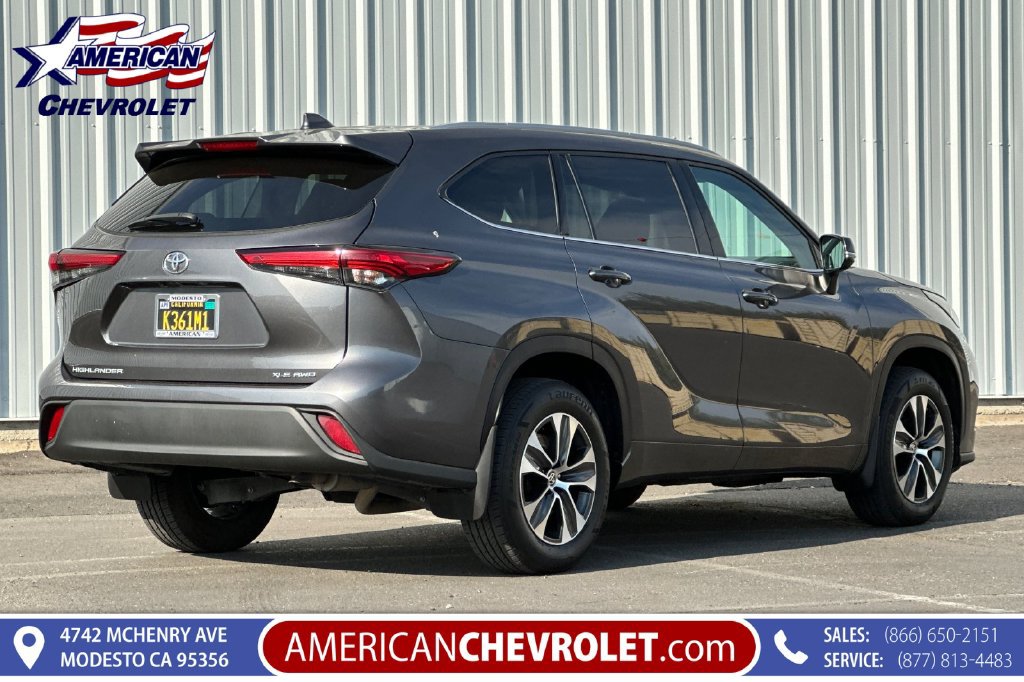 Used 2022 Toyota Highlander XLE AWD/4WD image 4