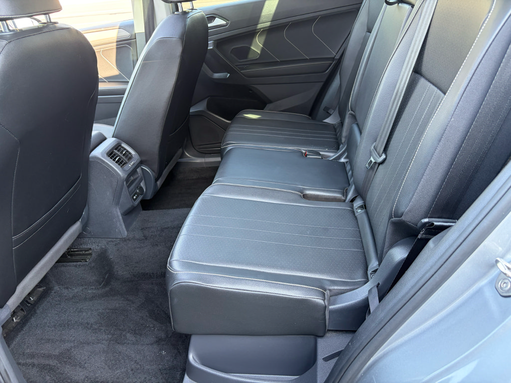 Used 2022 Volkswagen Tiguan SE w/ Panoramic Sunroof Package AWD/4WD image 14