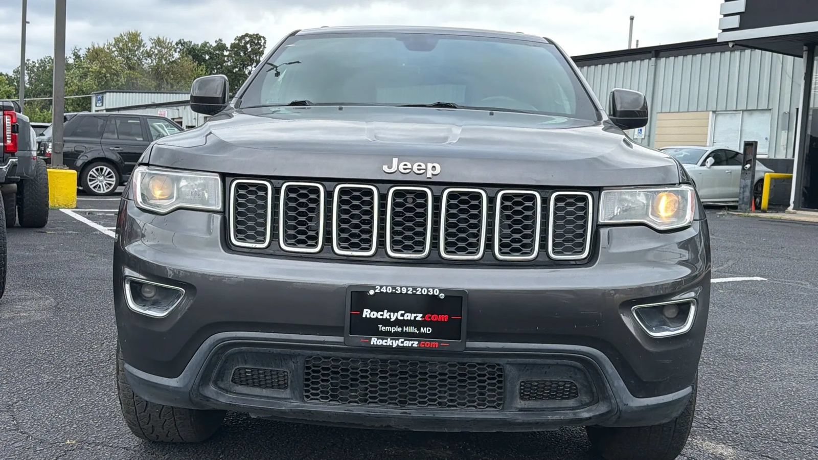 Used 2019 Jeep Grand Cherokee Laredo w/ 18" Wheel & 8.4" Radio Group AWD/4WD image 2