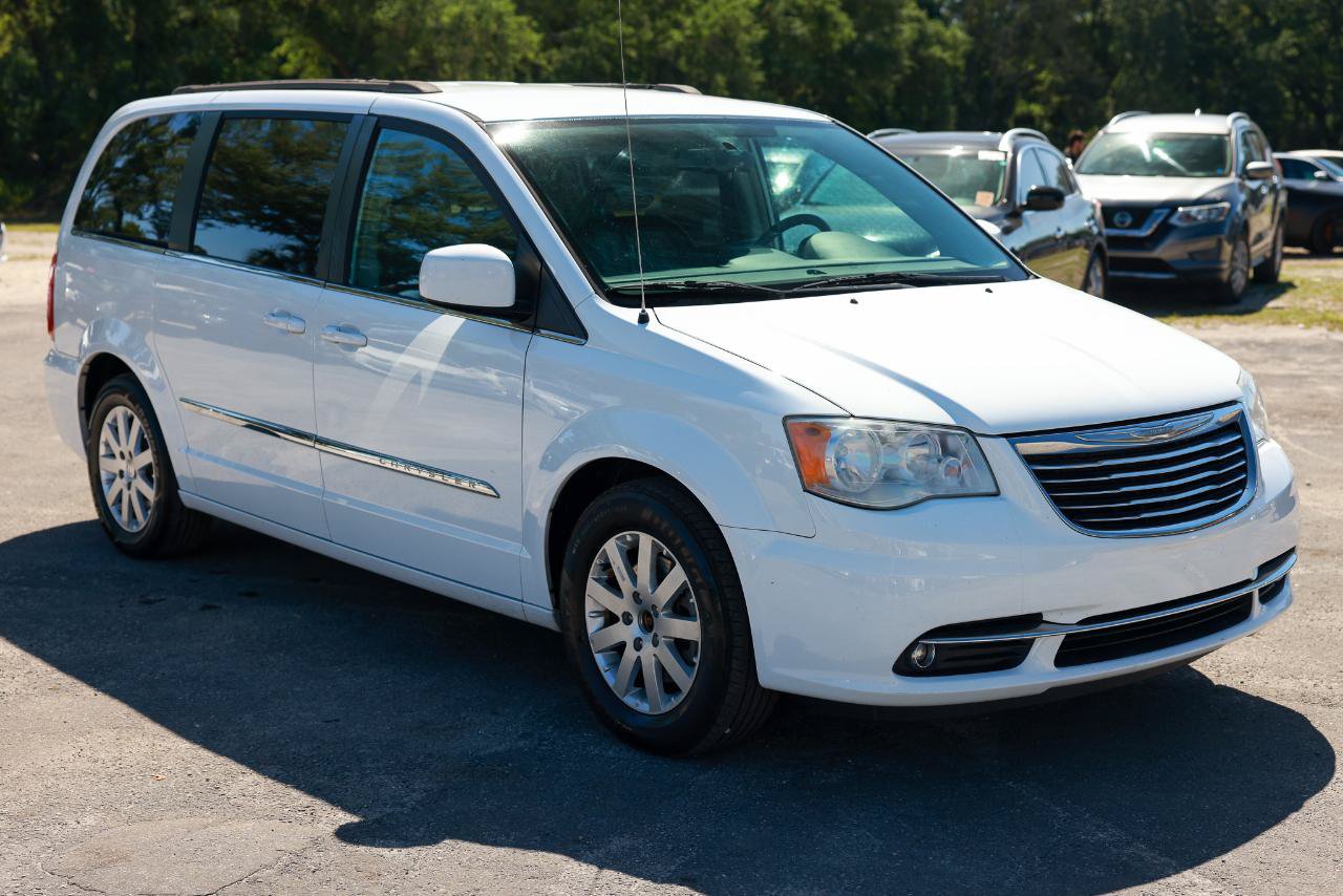 Used 2015 Chrysler Town & Country Touring FWD image 15