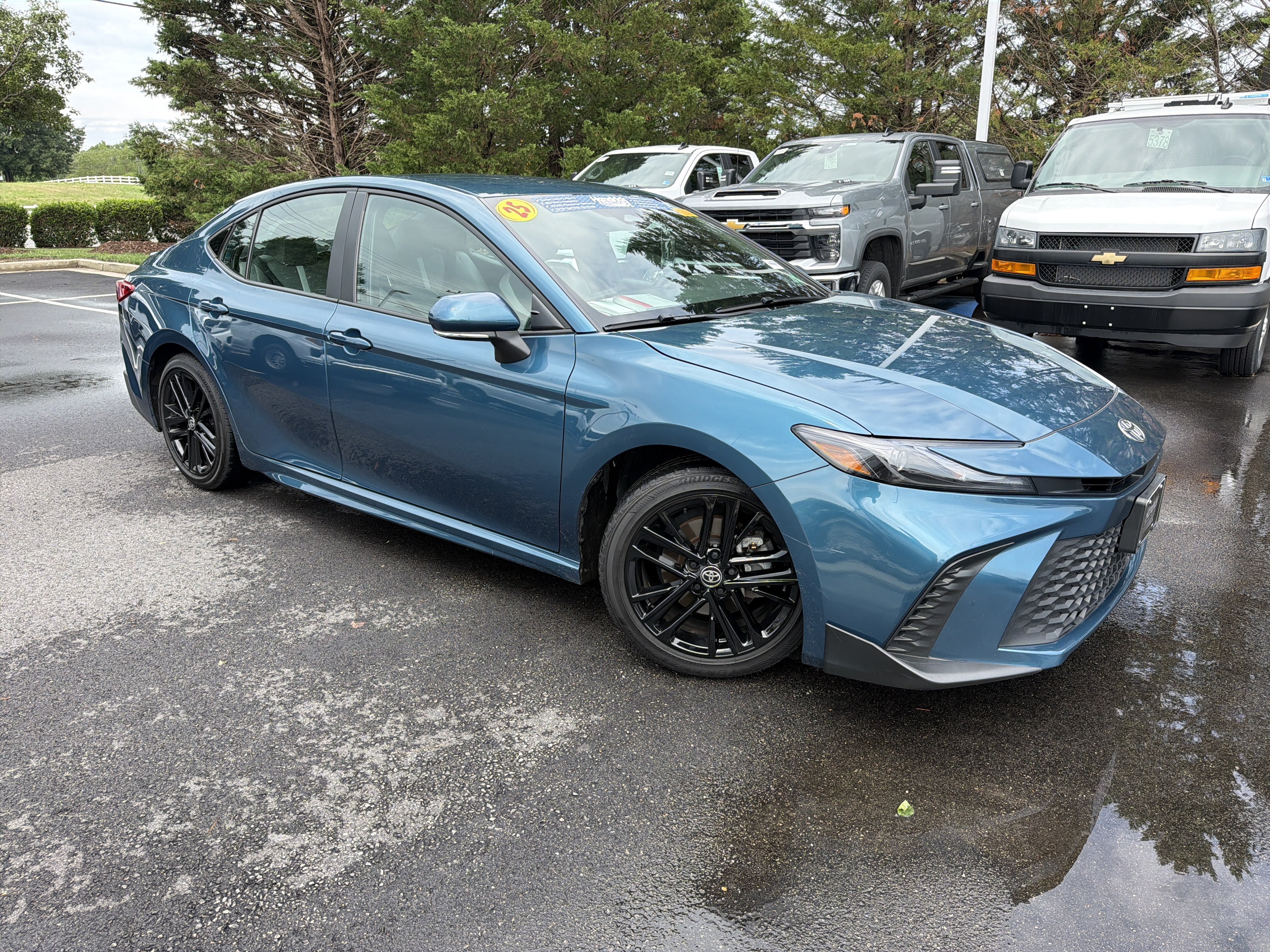 Used 2025 Toyota Camry SE FWD image 2