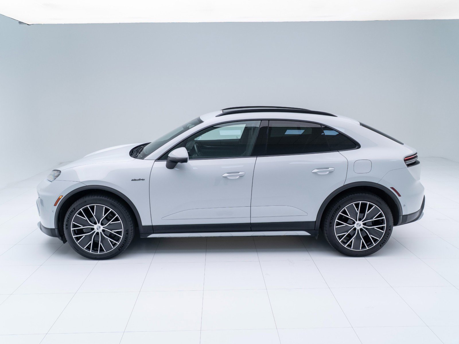 Certified 2025 Porsche Macan Electric image 2