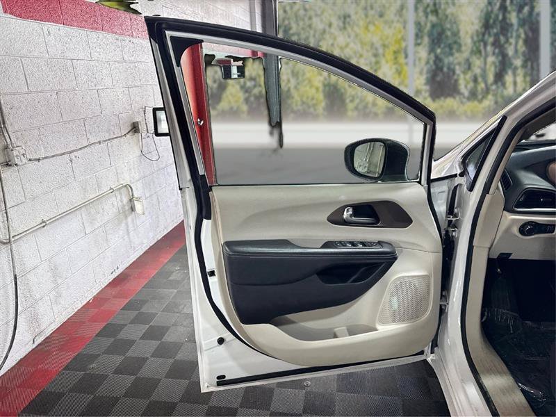 Used 2021 Chrysler Voyager L FWD image 20