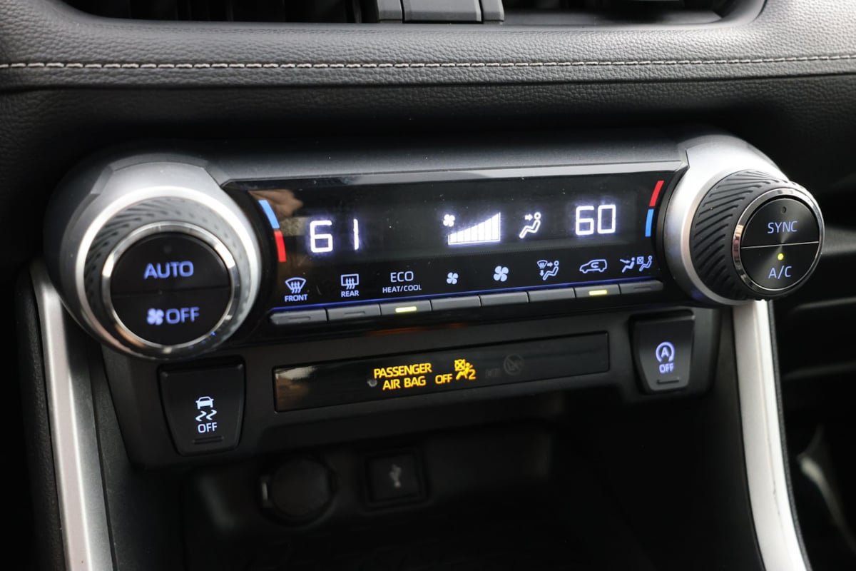 Used 2022 Toyota RAV4 XLE AWD/4WD image 27